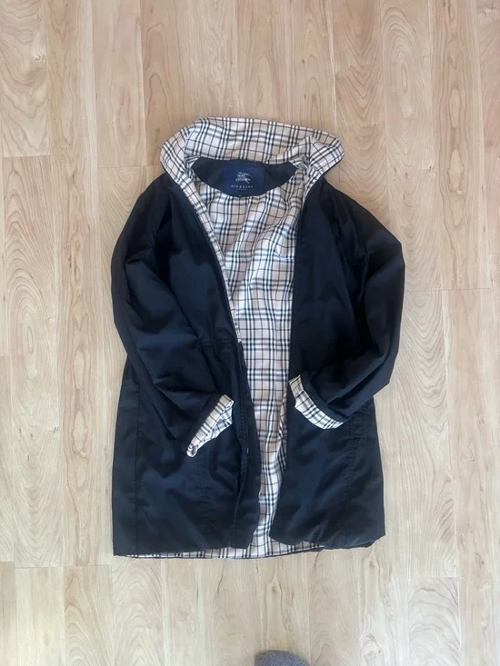 Burberry Black Spring Coat with Beige Check Lining - Picture 2 of 8